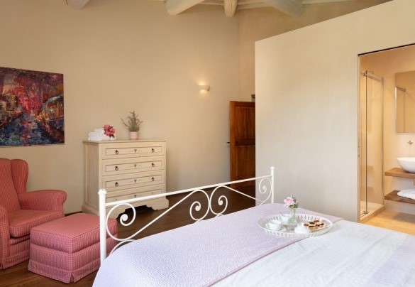 Double bedroom with bathroom en suite with shower on the first floor – Ca Maggiore