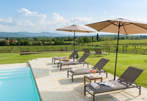 The pool has chlorine purification, internal lights and steps running along one of the two short sides– Ca Maggiore