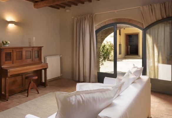 L’ingresso con porta finestra dell’annesso – Ca Maggiore