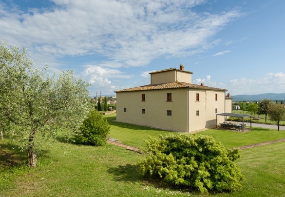 Un ricco giardino piantumato a prato pianeggiante e bordato da cespugli di rose rosse ed aromatiche – Ca Maggiore