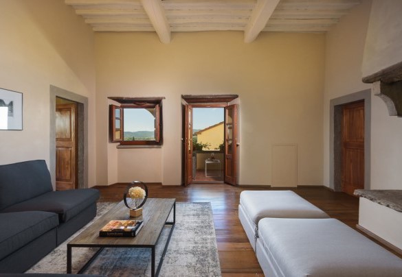 The living room with ornamental fireplace with external direct access on the first floor – Ca Maggiore