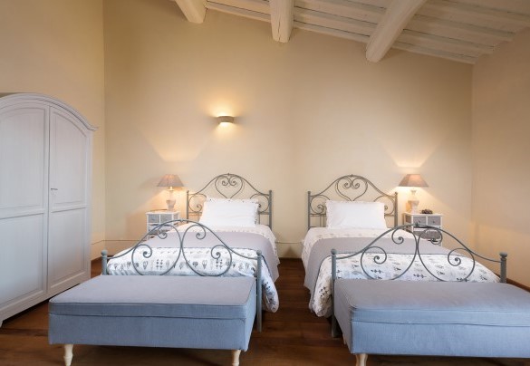 Twin bedroom with queen size beds on the first floor  – Ca Maggiore