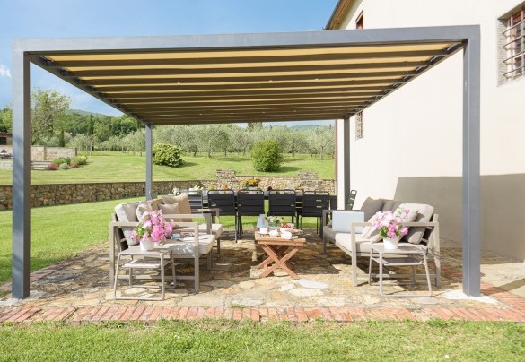 In the immediate vicinity of the two houses, and in front of the pool area, is a shady paved area, suitable for alfresco dining – Ca Maggiore