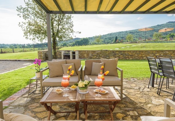 Alfresco outdoor dining shady area – Ca Maggiore