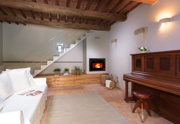 L’annesso si distribuisce su due livelli; al piano terra troviamo il soggiorno con divano e pianoforte– Ca Maggiore