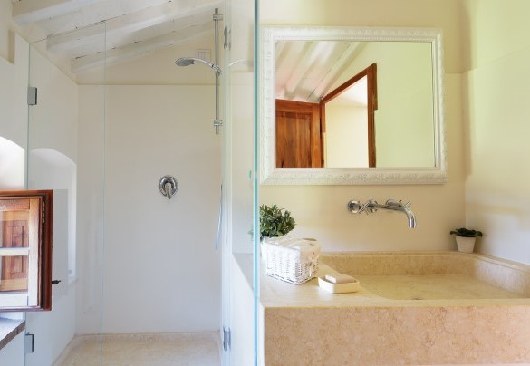 En-suite bathroom with shower on the first floor – Ca Maggiore