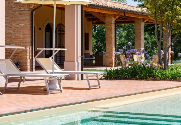 Solarium area with sunbeds and umbrellas – Ca’ Pellicciano