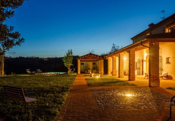 The garden with large pergola furnished with dining table and seating area – Ca’ Pellicciano