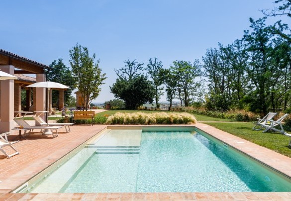 The swimming pool is rectangular, with large steps leading into the water, it measures 12 x 5 m with the depth ranging from 0,40 to 1,30 m – Ca’ Pellicciano