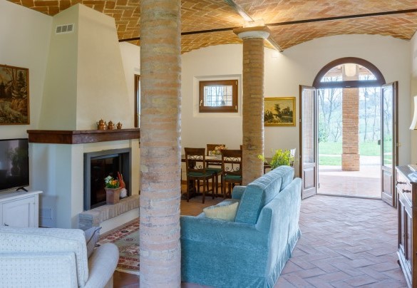 Large living room with sofas and fireplace – Ca’ Pellicciano