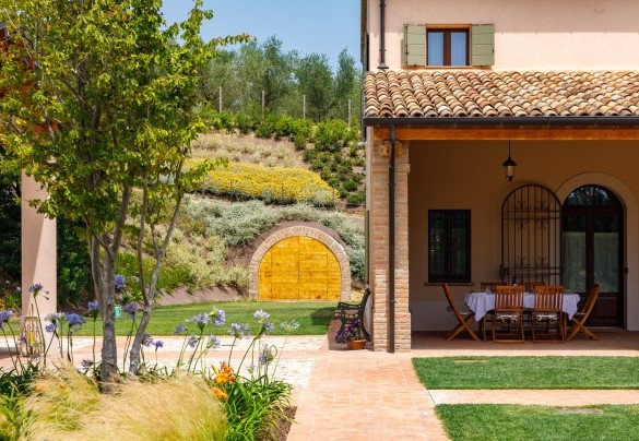 Dining table under the pergola – Ca’ Pellicciano
