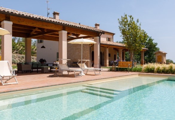 The swimming pool is rectangular, with large steps leading into the water, it measures 12 x 5 m with the depth ranging from 0,40 to 1,30 m – Ca’ Pellicciano