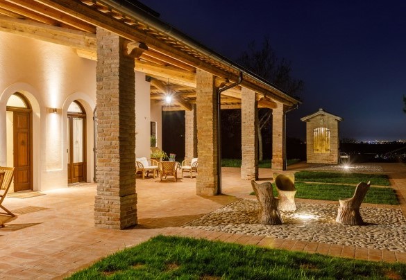 Large pergola with dining table and seating area – Ca’ Pellicciano