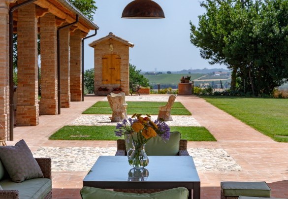 Pergola with seating area – Ca’ Pellicciano 