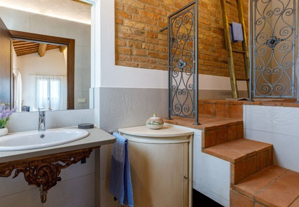 En suite bathroom on the first floor - Ca' Pellicciano