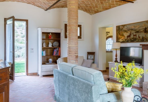 Large living room with direct access to the garden – Ca’ Pellicciano