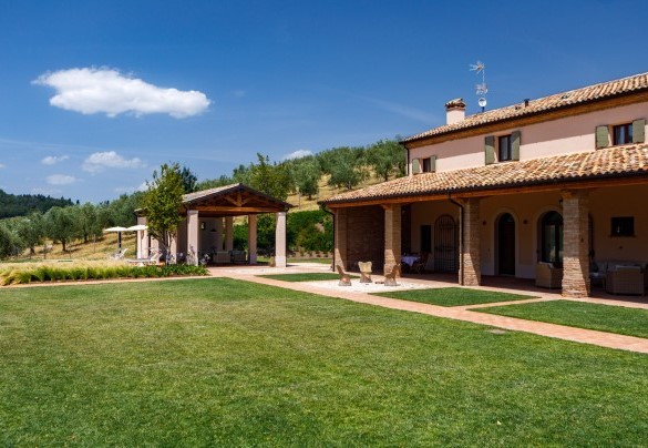 The fully fenced garden consists of a large lawn area – Ca’ Pellicciano