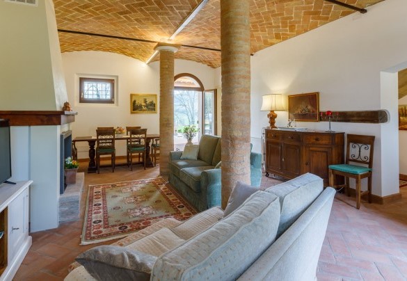 Large living room with sofas and fireplace – Ca’ Pellicciano