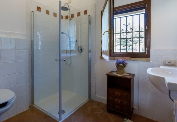 En-suite bathroom with disabled access – Ca’ Pellicciano