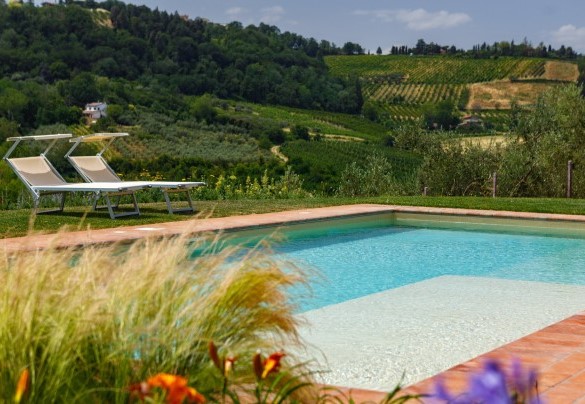 The swimming pool is located in front of the house, with a breathtaking view of the valley below – Ca’ Pellicciano