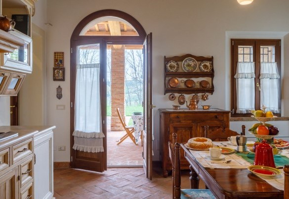 Kitchen on the ground floor with direct access to the pergola – Ca’ Pellicciano