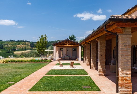 The fully fenced garden consists of a large lawn area of about 1000 sq m – Ca’ Pellicciano