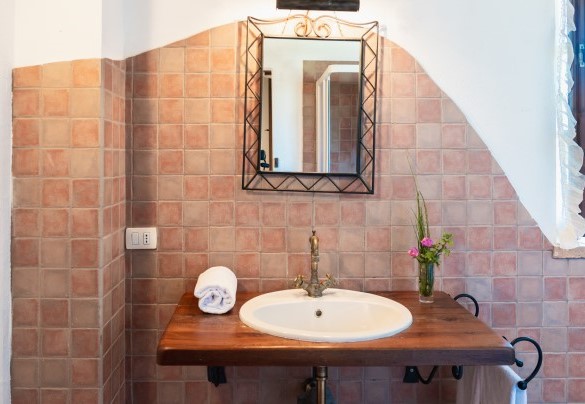 Bathroom no. 1 with shower, apartment below - Ca Quattrocchi