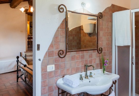 En suite bathroom no. 3 with shower, upper apartment - Ca Quattrocchi