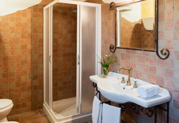 En suite bathroom no. 4, upper apartment - Ca Quattrocchi