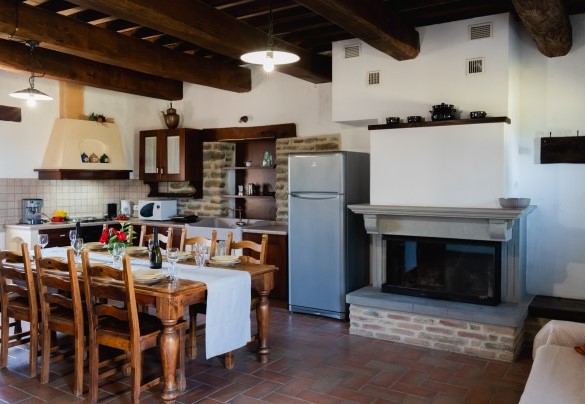 Kitchen and dining room no. 1 of the apartment below - Ca Quattrocchi