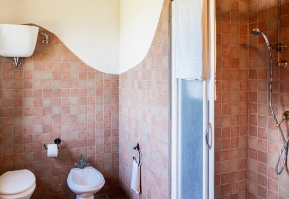 En suite bathroom no. 1 with shower, apartment below - Ca Quattrocchi