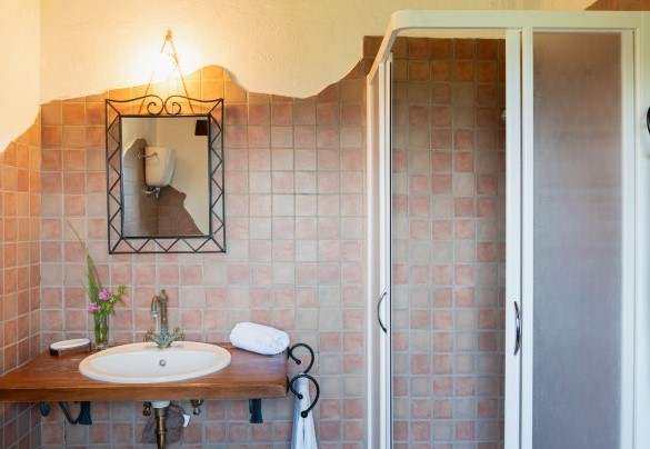 En suite bathroom no. 5, upper apartment - Ca Quattrocchi