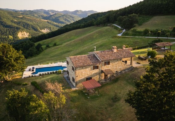 View of the house and pool at sunset, with the road leading to the property - Ca Quattrocchi