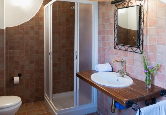 En suite bathroom no. 2 with shower, lower floor - Ca Quattrocchi