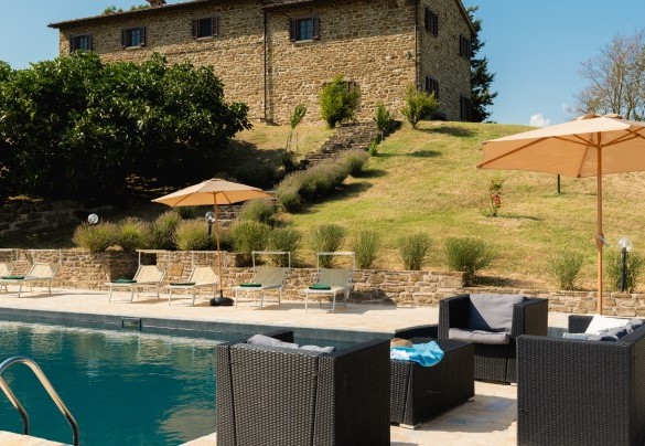 Pool with lounge area and sunbeds, located at the foot of the house - Ca Quattrocchi