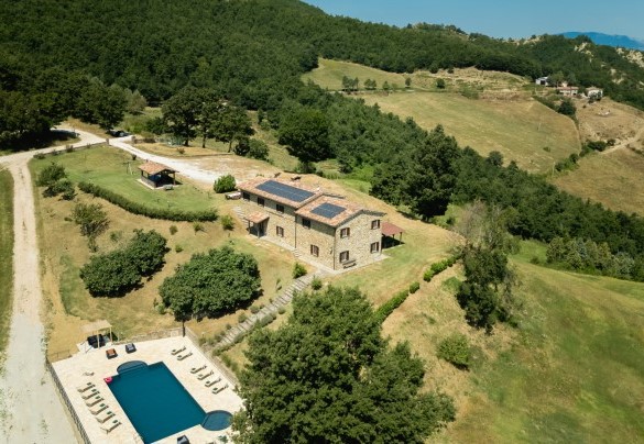 Top view of the stone farmhouse and swimming pool - Ca Quattrocchi