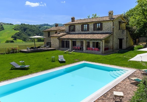 View of the stone villa with pool and garden - Ca Seppe