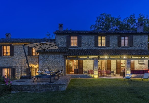 Frontal view of the villa lit at dusk - Ca Seppe