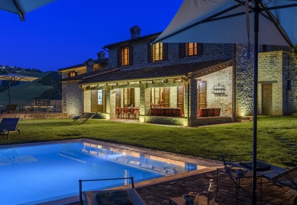 Night view of the villa with lit pool and garden - Ca Seppe