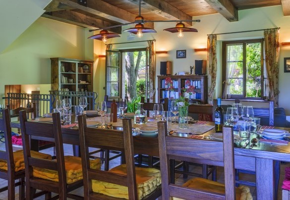 Dining room with solid wood table and pendant lighting - Ca Seppe