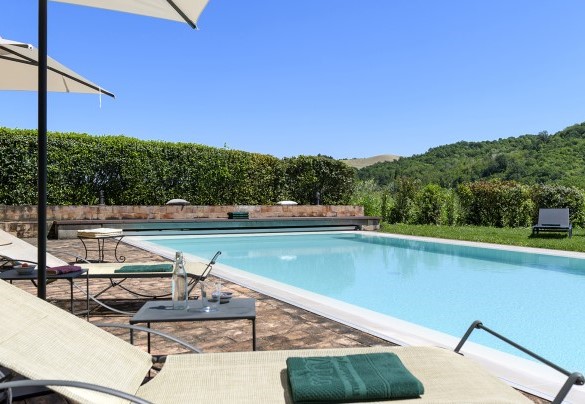 Poolside solarium furnished with umbrellas and loungers - Ca Seppe