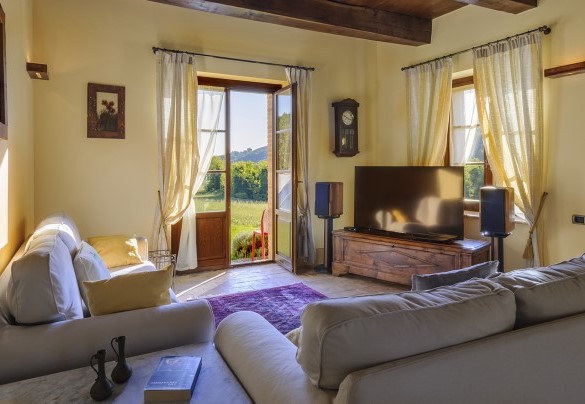 Living area with direct access to the garden and countryside view - Ca Seppe