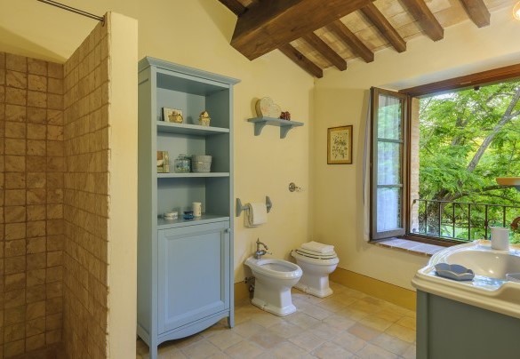 Ensuite bathroom with shower no. 1- Ca Seppe