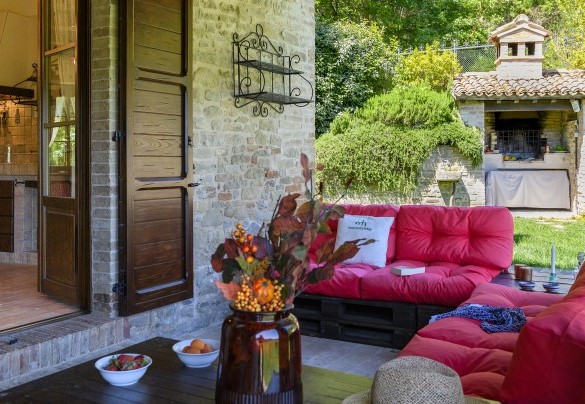 Lounge area under the porch with direct access from the kitchen - Ca Seppe