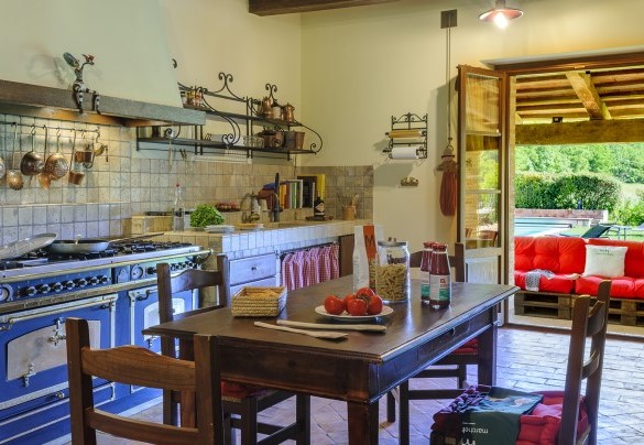 Masonry kitchen with stove and access to the outdoor porch - Ca Seppe