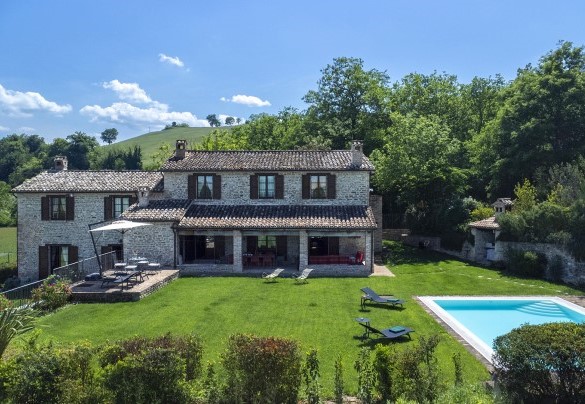 Stone villa facade with swimming pool and large garden - Ca Seppe