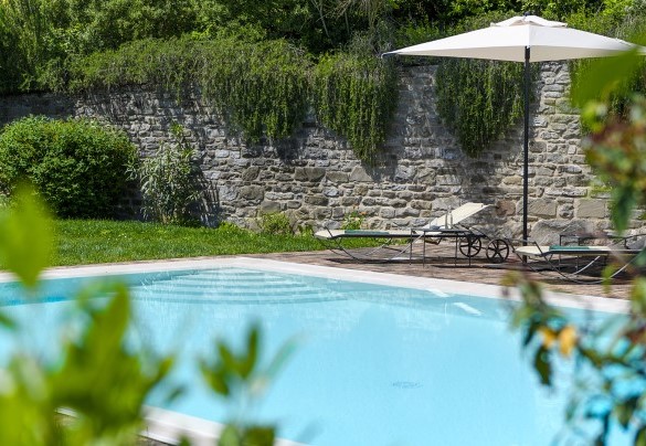Garden with swimming pool and deck chairs, surrounded by nature - Ca Seppe