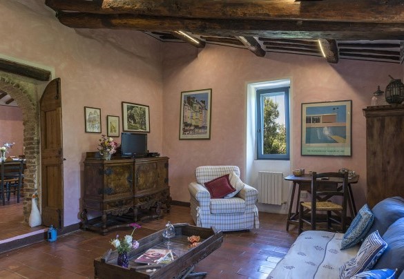 Il salotto al pimo piano con caminetto, comunicante con l'angolo cottura   –  Campodalto 