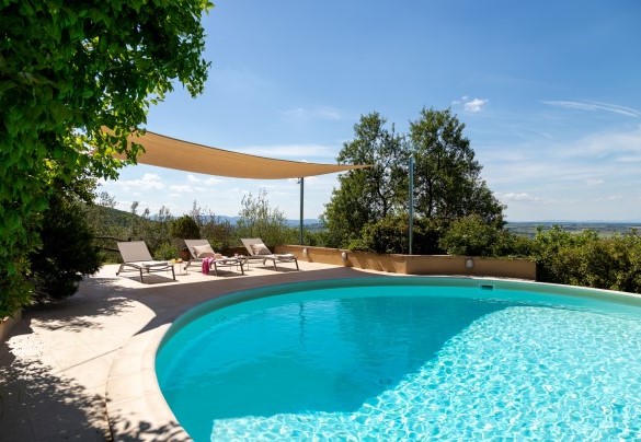 The swimming pool equipped with sunbeds and shade sail - Campodalto