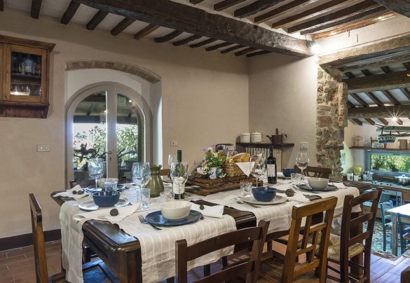 L'area da pranzo comunica comodamente con la cucina  –  Campodalto 